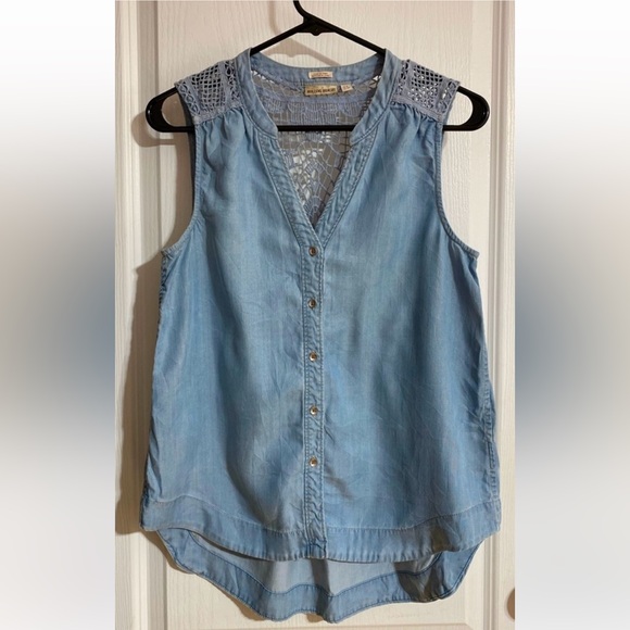 Anthropologie Tops - Anthropologie Holding Horses Chambray Crochet Buttoned Sleeveless Blue Top Size4